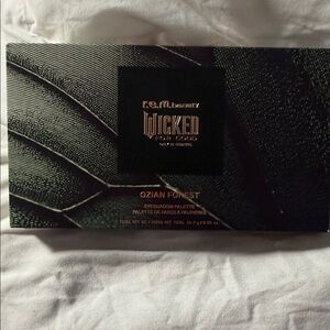 r.e.m. beauty Wicked Ozian Forest Eyeshadow Palette